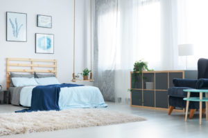 Schlafzimmer mit Postern